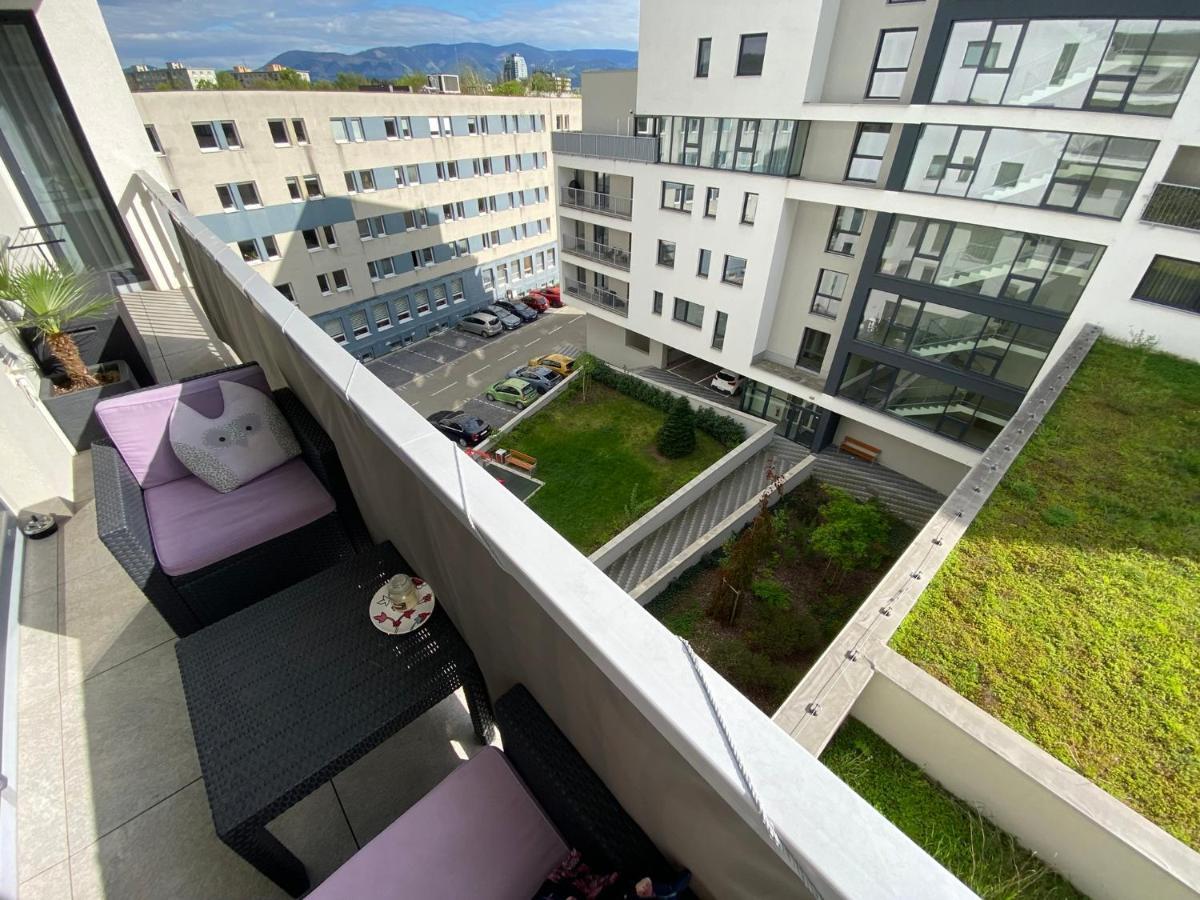 Apartment Mala Praha & Parking In The Garage Жилина Екстериор снимка